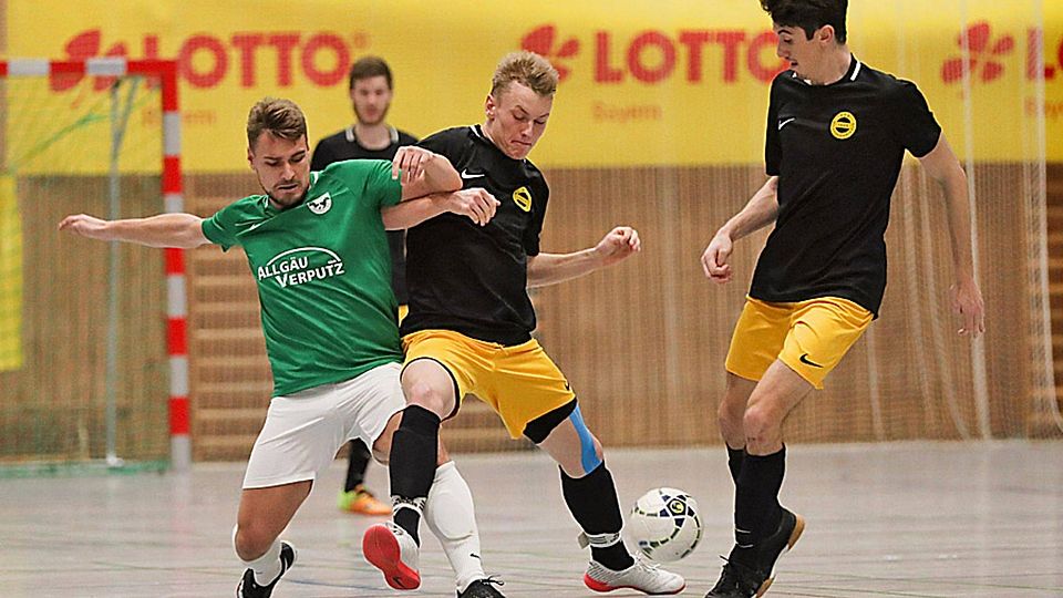 Der BSK Olympia Neugablonz (links Benjamin Maier im Halbfinale gegen Wildpoldsrieds Luca Engstler) ist erster Allgäuer Futsal-Meister.
