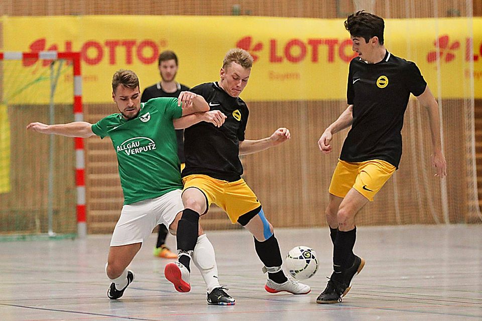 Der BSK Olympia Neugablonz (links Benjamin Maier im Halbfinale gegen Wildpoldsrieds Luca Engstler) ist erster Allgäuer Futsal-Meister.