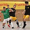 Der BSK Olympia Neugablonz (links Benjamin Maier im Halbfinale gegen Wildpoldsrieds Luca Engstler) ist erster Allgäuer Futsal-Meister.
