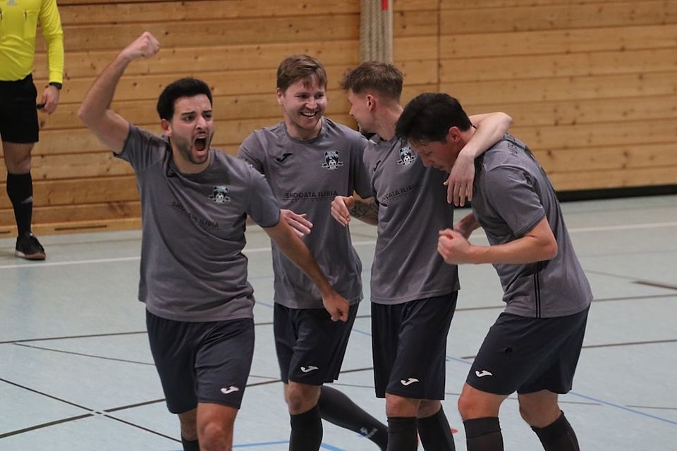 Mirhan Kaya (jubelnd links im Bild) will mit Futsal Allgäu Aufsteiger und Schlusslicht Remchingen in die Knie zwingen.