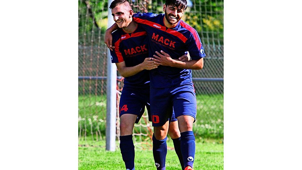 Wird doch noch alles gut? Aristidis Perhanidis und Alperen Albayrak (von links) freuen sich über den nächsten Plattenhardter Sieg. Foto: Yavuz Dural