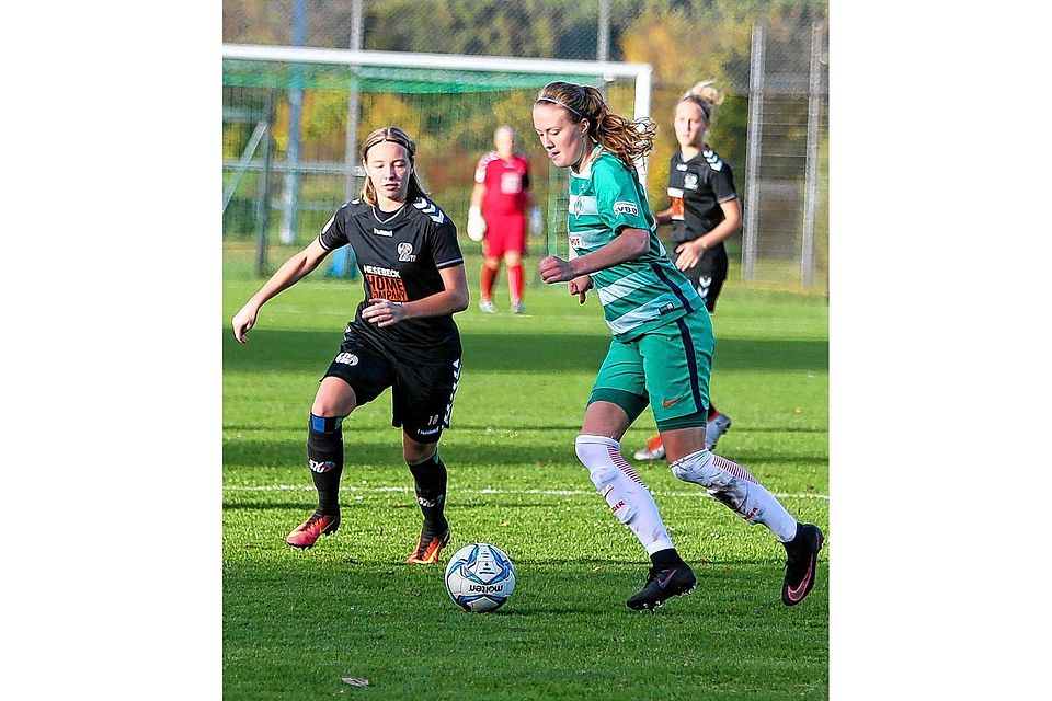 Den Ball im Visier: Chiara Pawelec (SVHU, li.) gegen Werders Stefanie Sanders.