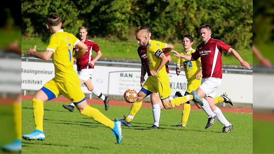 Kapitän Daniele Biechele (am Ball) während eines Spiel gegen die TSG Bad Wurzach. In der kommenden Saison spielt bisherige Leutkircher bei der SG Tannheim/Aitrach – und übernimmt auch noch das Traineramt.
