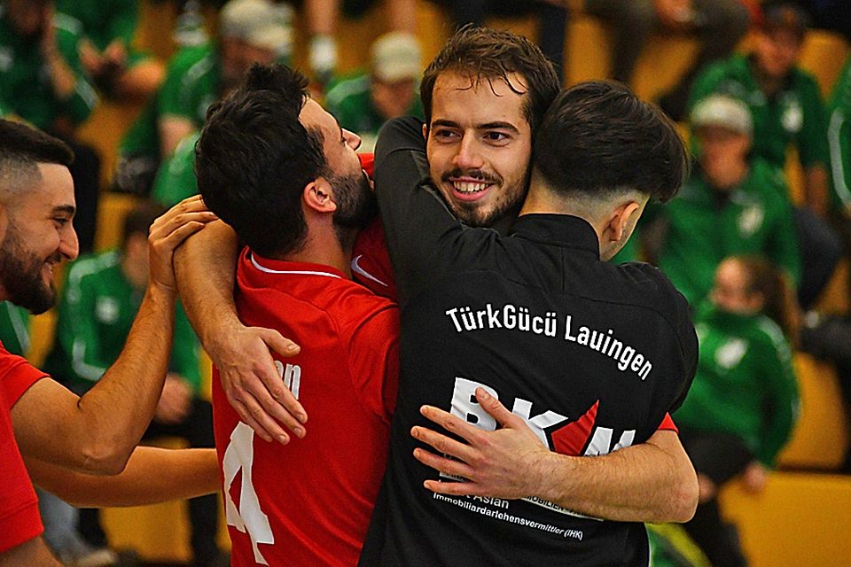 Sahin Tasedelen (Mitte) durfte sich nach seinem Siegtreffer beim kleinen Intersport-Seeßle-Cup von seinen Mitspielern feiern lassen.