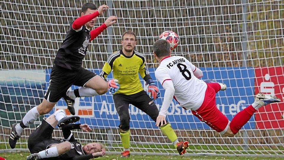 Affings Stefan Simonovic (8) ließ bei der DJK Gebenhofen-Anwalting mehrere Chancen liegen. So endete das Derby trotz geballter Torjäger-Präsenz – Simonovic, Helmschott, Kinzel – torlos.