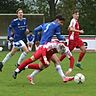 Vinzenz Wolf (rotes Trikot) vom SV Raisting wird im Bezirksliga-Fußballspiel gegen den FC Deisenhofen II unsanft gebremst. Die Partie endete mit 1:1.