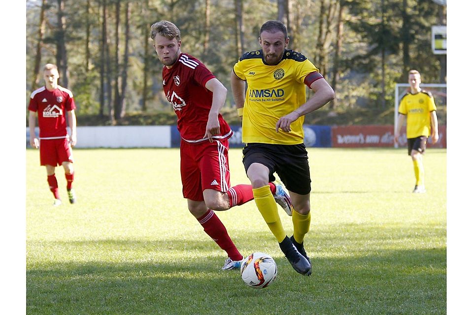 Etac Tonka (rechts) trifft mit der SpVgg Bayreuth II auf seinen ehemaligen Verein FC Vorwärts Röslau. F: Kolb