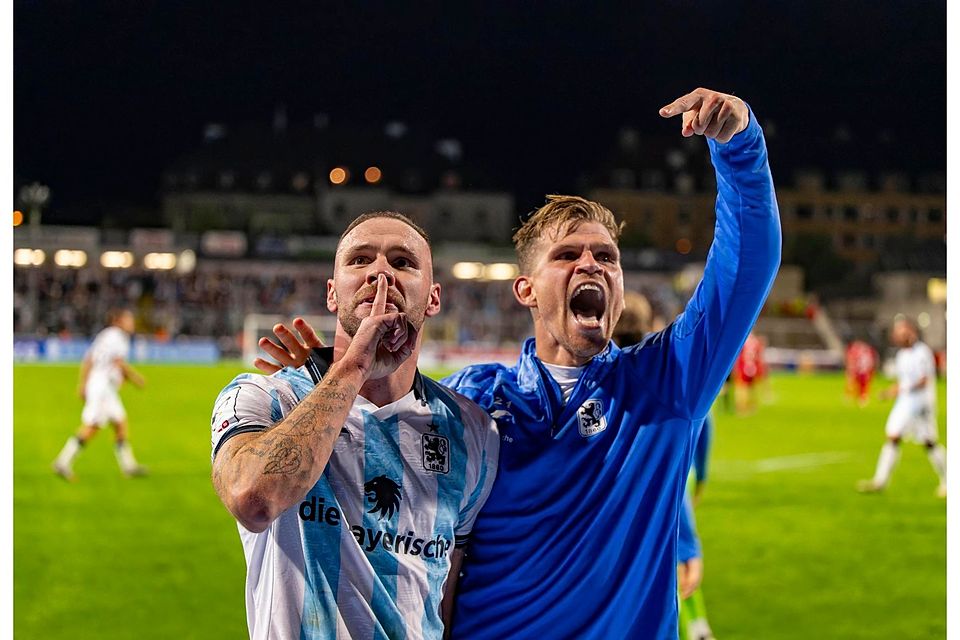 Florian Niederlechner jubelt an der Seite von 1860-Torjäger Patrick Hobsch