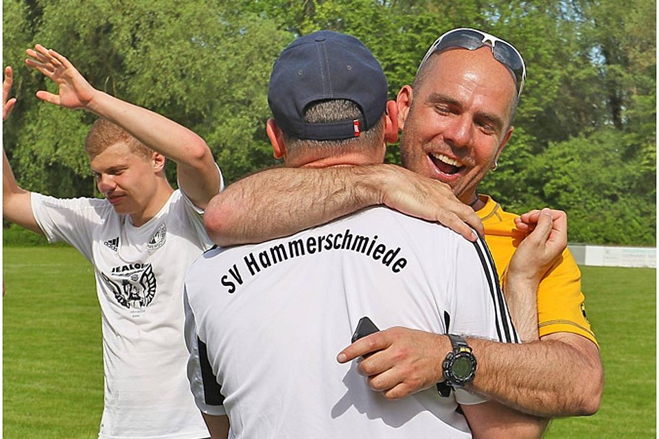 Hammerschmiede-Abteilungsleiter Axel Rozanski und Trainer Thomas Luichtl bejubeln den Klassenerhalt.  Foto: Krieger