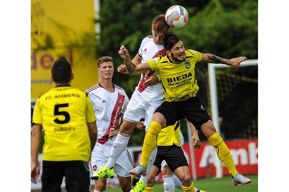 Marco Wiedmann (r.) stellte mit seinem 3:0 vor der Pause die Weichen endgültig auf Sieg. F: Brückmann