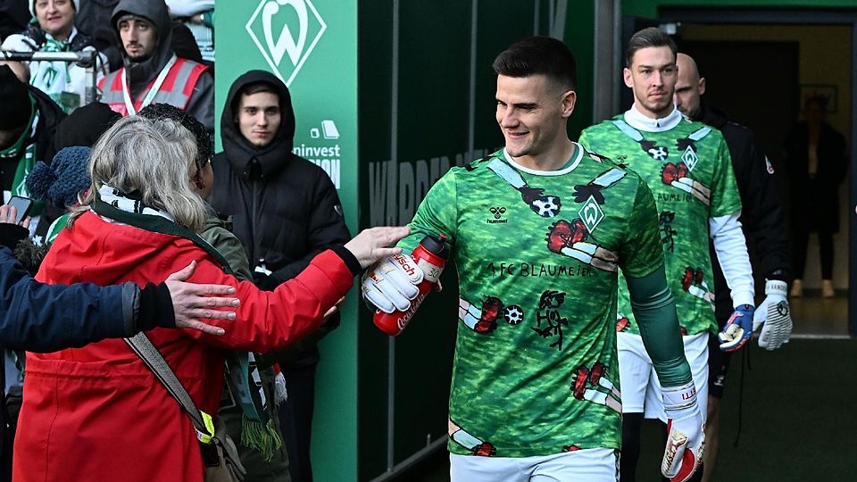 Richtig gut drauf ist Michael Zetterer als Stammtorhüter des SV Werder Bremen. Auch auf dem Platz überzeugte er und verdrängte Jiri Pavlenka (im Hintergrund) aus der Startelf. Er ist ein feiner Kerl und keiner, der rum stänkert. Michael Zetterer über Jiri Pavlenka, den er im Tor verdrängt hat.