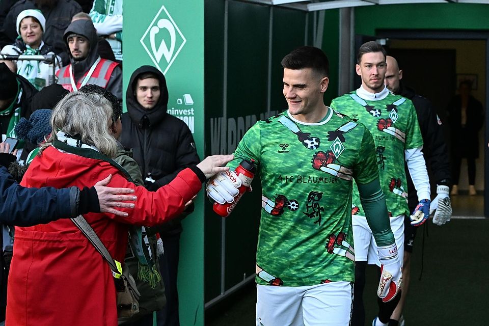 Richtig gut drauf ist Michael Zetterer als Stammtorhüter des SV Werder Bremen. Auch auf dem Platz überzeugte er und verdrängte Jiri Pavlenka (im Hintergrund) aus der Startelf. Er ist ein feiner Kerl und keiner, der rum stänkert. Michael Zetterer über Jiri Pavlenka, den er im Tor verdrängt hat.