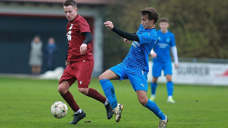 Trotzten dem Spitzenreiter SpVgg Joshofen-Bergheim (rechts Yannick Kneißl) ein 0:0 ab: Thomas Kramer (links) und der SV Klingsmoos. 