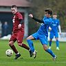 Trotzten dem Spitzenreiter SpVgg Joshofen-Bergheim (rechts Yannick Kneißl) ein 0:0 ab: Thomas Kramer (links) und der SV Klingsmoos. 