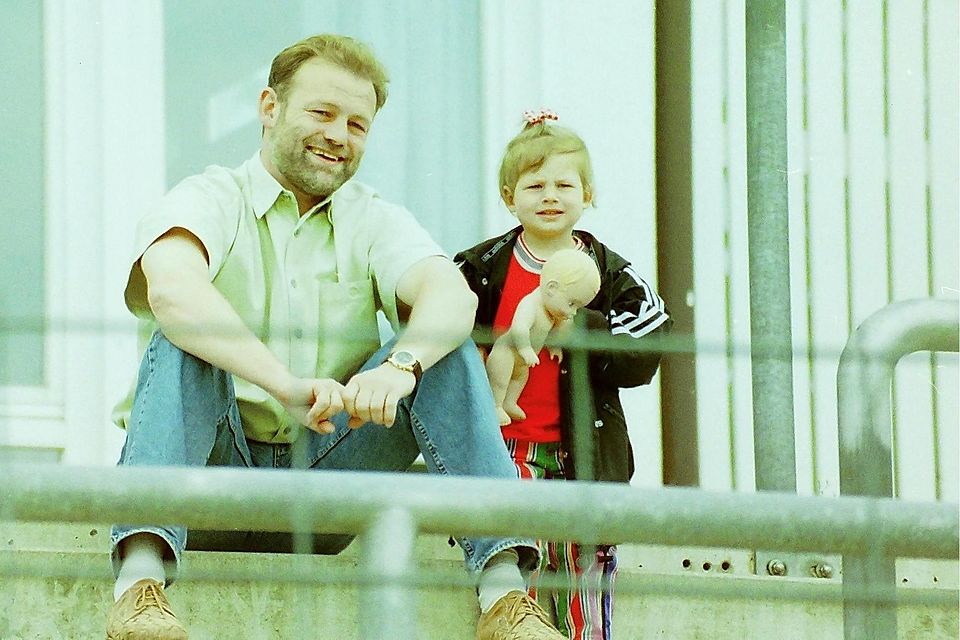1996 im Hachinger Sportpark: Norbert Hartmann mit Tochter Anna (damals 3).