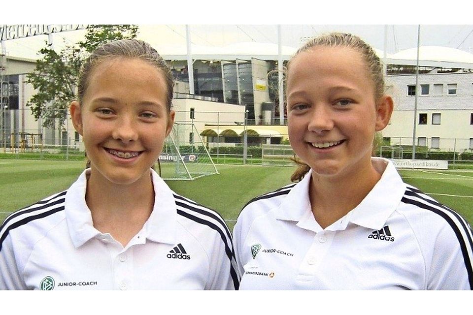 Die beiden Schwestern Paulina und Annika Losch in den DFB-Shirts. Foto:privat