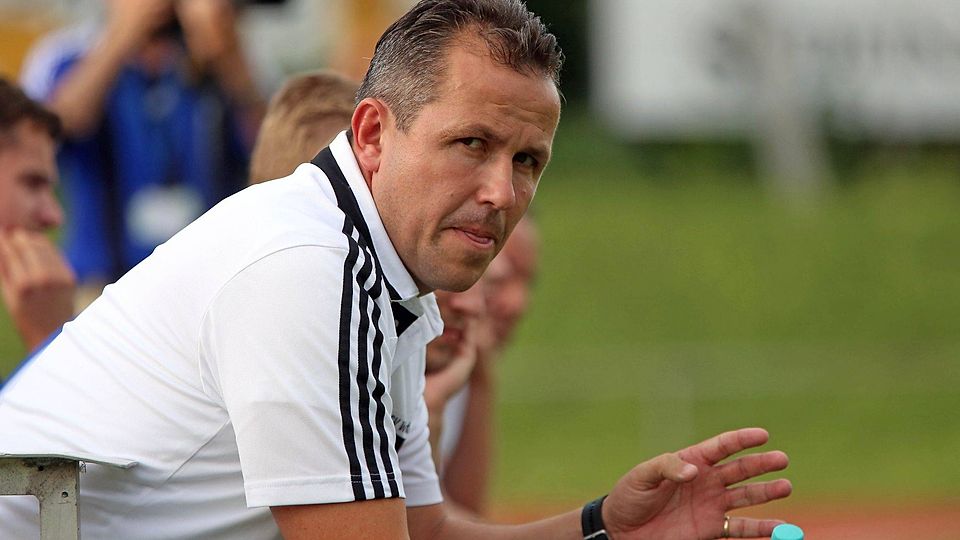 Tomas Galasek referiert am Freitag bei der Trainerfortbildung am NLZ der SpVgg SV Weiden. F: Brüssel