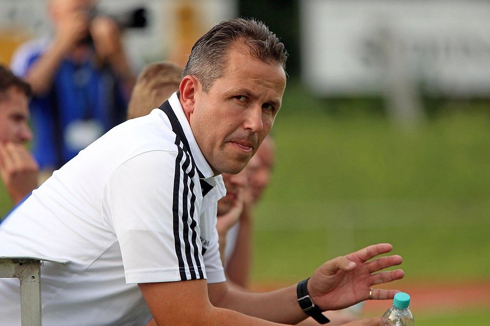 Tomas Galasek referiert am Freitag bei der Trainerfortbildung am NLZ der SpVgg SV Weiden. F: Brüssel