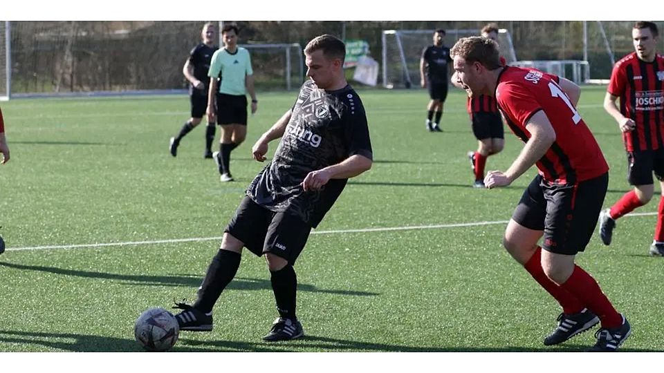 Da der VfL Weidenhausen noch lange auf seinen Toptorjäger verzichten muss, dürfte Trainer Jan Becker (links) am Samstag im Gastspiel in Stadtallendorf wieder mal als Kicker gefordert sein. Nikolai Achenbach empfängt mit der SG Silberg/Eisenhausen am Sonntag Amöneburg. © Jens Schmidt