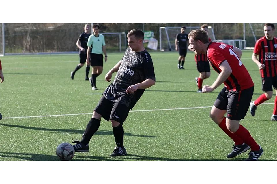 Da der VfL Weidenhausen noch lange auf seinen Toptorjäger verzichten muss, dürfte Trainer Jan Becker (links) am Samstag im Gastspiel in Stadtallendorf wieder mal als Kicker gefordert sein. Nikolai Achenbach empfängt mit der SG Silberg/Eisenhausen am Sonntag Amöneburg. © Jens Schmidt Da der VfL Weidenhausen noch lange auf seinen Toptorjäger verzichten muss, dürfte Trainer Jan Becker (links) am Samstag im Gastspiel in Stadtallendorf wieder mal als Kicker gefordert sein. Nikolai Achenbach empfängt mit der SG Silberg/Eisenhausen am Sonntag Amöneburg. © Jens Schmidt