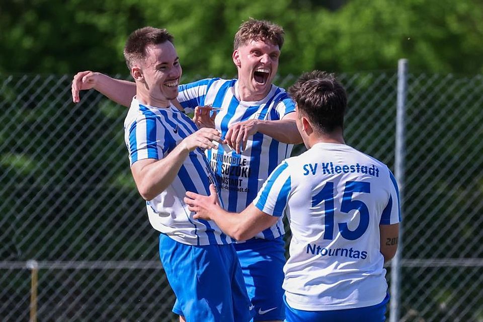 So macht das so richtig Spaß: Die Kleestädter (von links) Philip Berwing, Tim Hafner und Simeon Ntourntas feiern einen von insgesamt sechs Treffern gegen den TSV Harreshausen.	Foto: Joaquim Ferreira