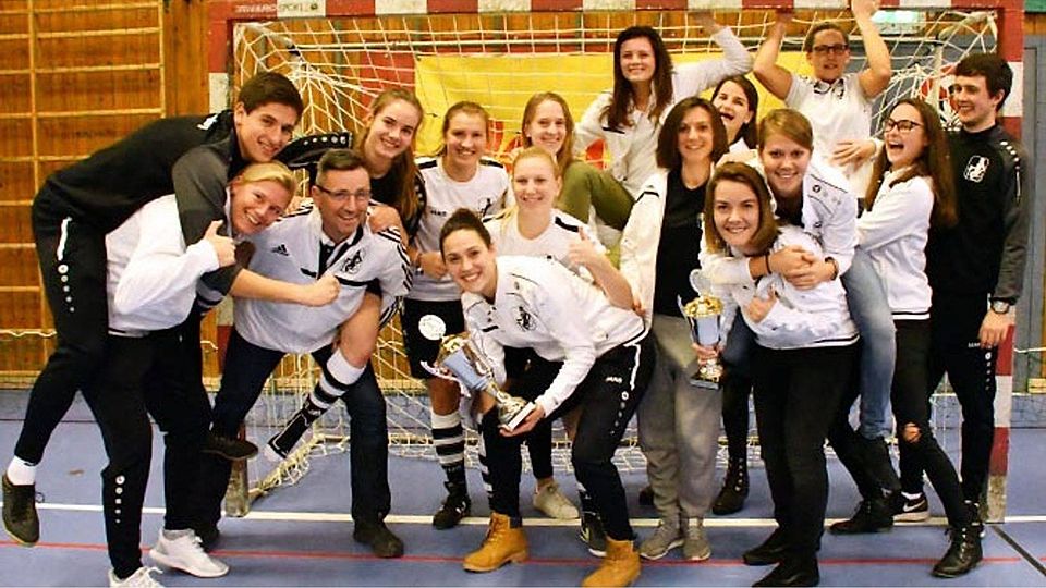 Ihren 13. schwäbischen Halletitel feierten die Fußballerinnen des TSV Schwaben Augsburg.   F.: Walter Brugger