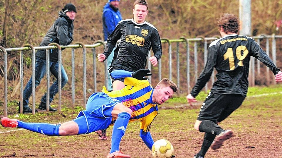 Die Asche in Dremmen war schwierig zu bespielen. Hier rutscht Kellersbergs Pascal Müller im Zweikampf mit Viktor Osipow aus. David Schürmann (hinten) sieht zu. Foto: Karl-Heinz Hamacher