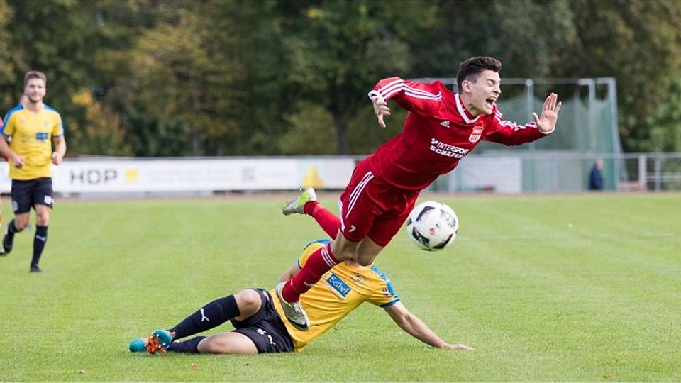 Eine vorentscheidende Szene: Hauensteins Philipp Weishaar säbelt Markus Moh Amar um. Der temperamentvolle Alzeyer Außenangreifer muss danach verletzt raus.	Foto: photoagenten/Carsten Selak