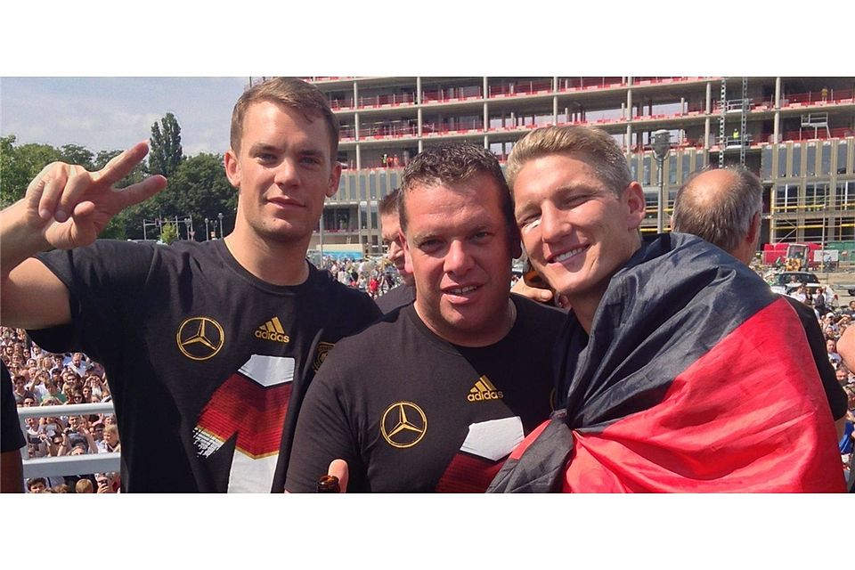 Christian Huhn (Mitte) mit Manuel Neuer (links) und Bastian Schweinsteiger bei der Siegesfeier in Berlin.  Foto: Huhn