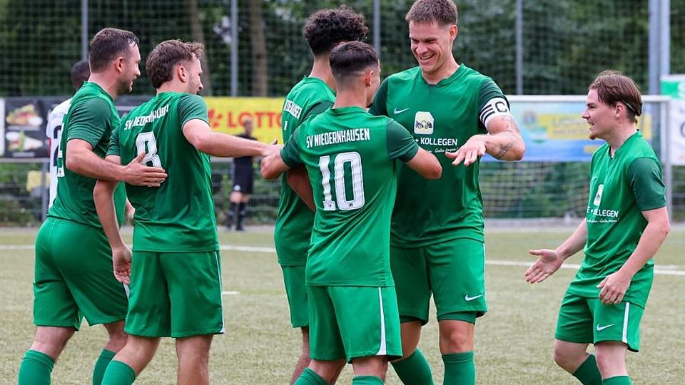 Im sechsten Anlauf der erste Dreier: Beim SV Niedernhausen kennt der Jubel nach dem Sieg über die SKG 23 Wiesbaden keine Grenzen – nach dem Verbandsliga-Rückzug schöpft das neu formierte Gruppenliga-Team des Autal-Clubs nun Mut. 	Foto: Jörg Halisch
