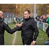 Glückwunsch vom Kollegen: Mit dem 3:2-Sieg beim Aufsteiger FC Hagen/Uthlede begann die Laufbahn von Hendrik Lemke (rechts) als Cheftrainer beim Heeslinger SC.Foto: Berndt