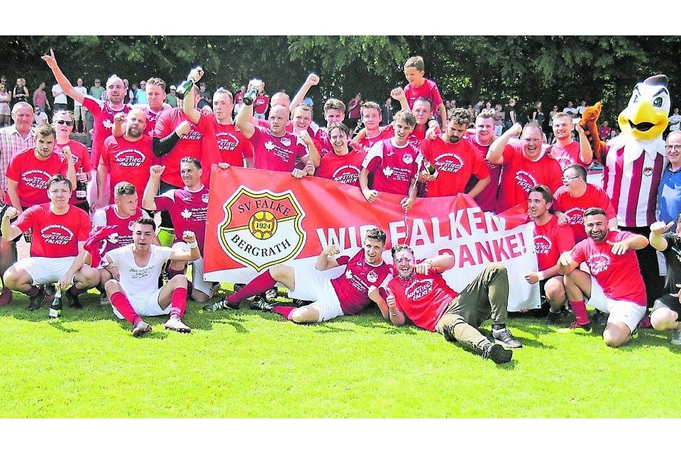 Nie mehr C-Liga: Die Kicker des SV Falke Bergrath feierten im Relegationsspiel gegen die SG Höfen/Rohren einen 6:0-Sieg und ließen es nach dem Schlusspfiff im wahrsten Sinne des Wortes knallen.