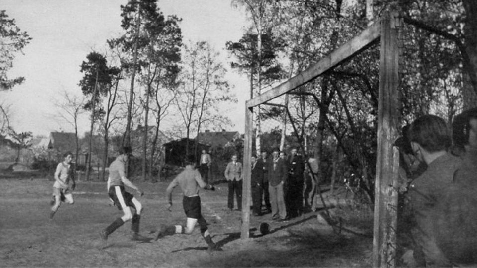 König Fußball führt das Zepter: Die Fußballspieler waren zur Vereinsgründung die Ersten, die wieder organisiert Sport trieben. Hier eine Aufnahme von 1953.  ©BW Ziltendorf