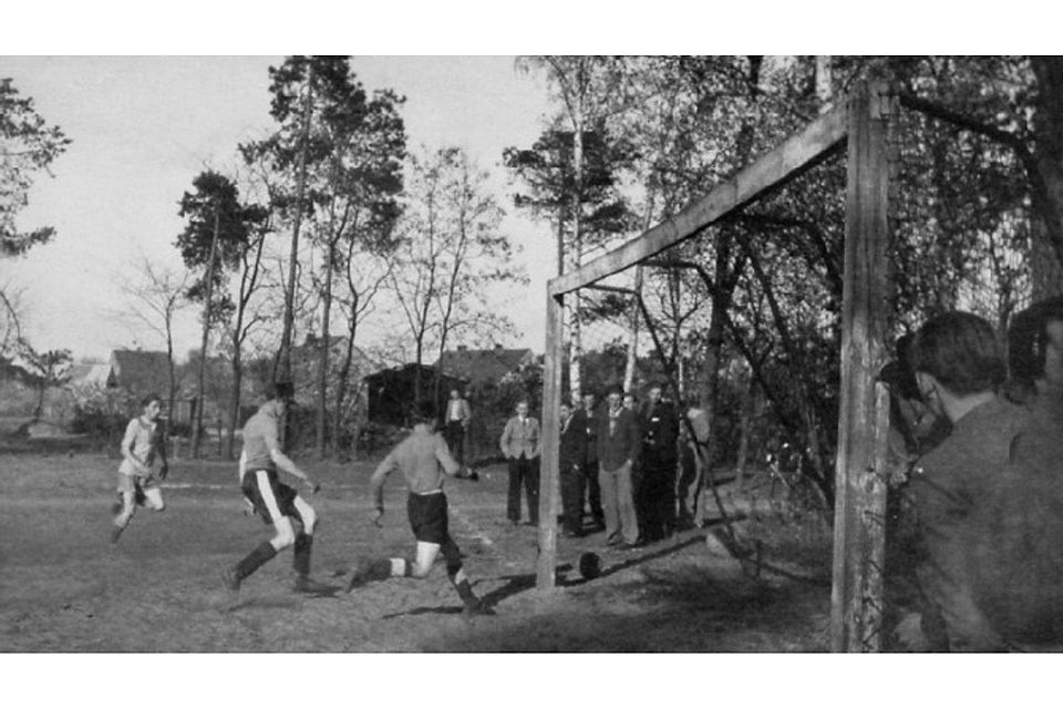 König Fußball führt das Zepter: Die Fußballspieler waren zur Vereinsgründung die Ersten, die wieder organisiert Sport trieben. Hier eine Aufnahme von 1953.  ©BW Ziltendorf