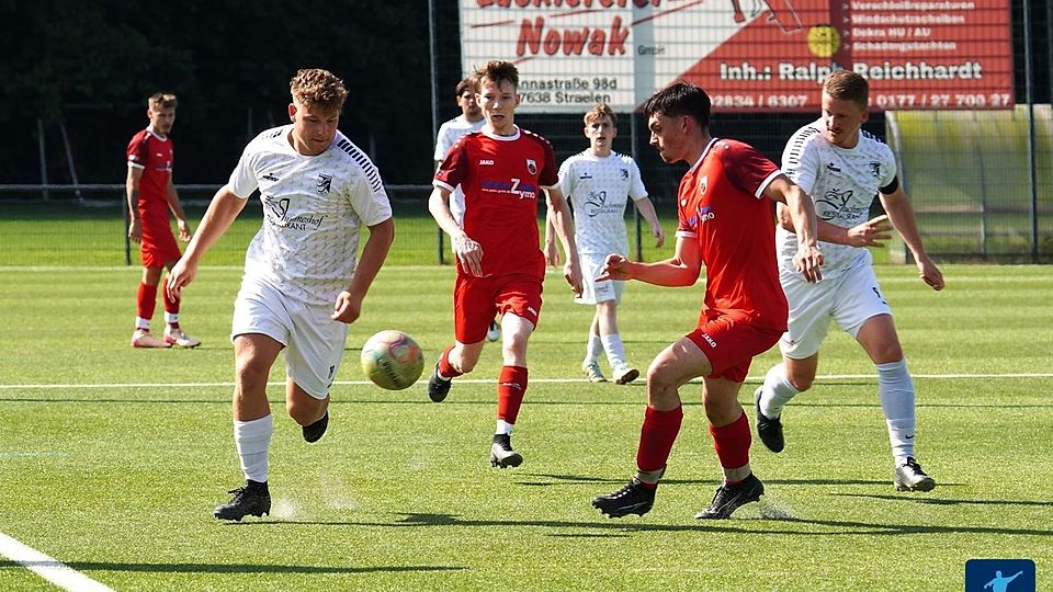 Der FC Meerfeld (rote Trikots) läuft in dieser Saison häufig der Musik hinterher. 