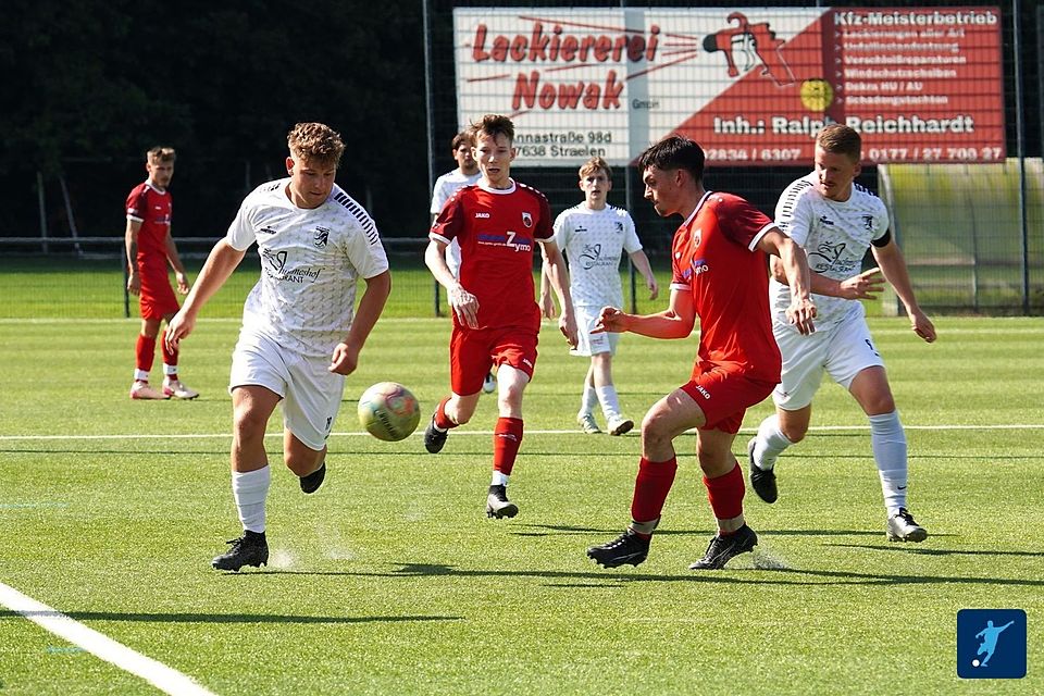 Der FC Meerfeld (rote Trikots) läuft in dieser Saison häufig der Musik hinterher. 