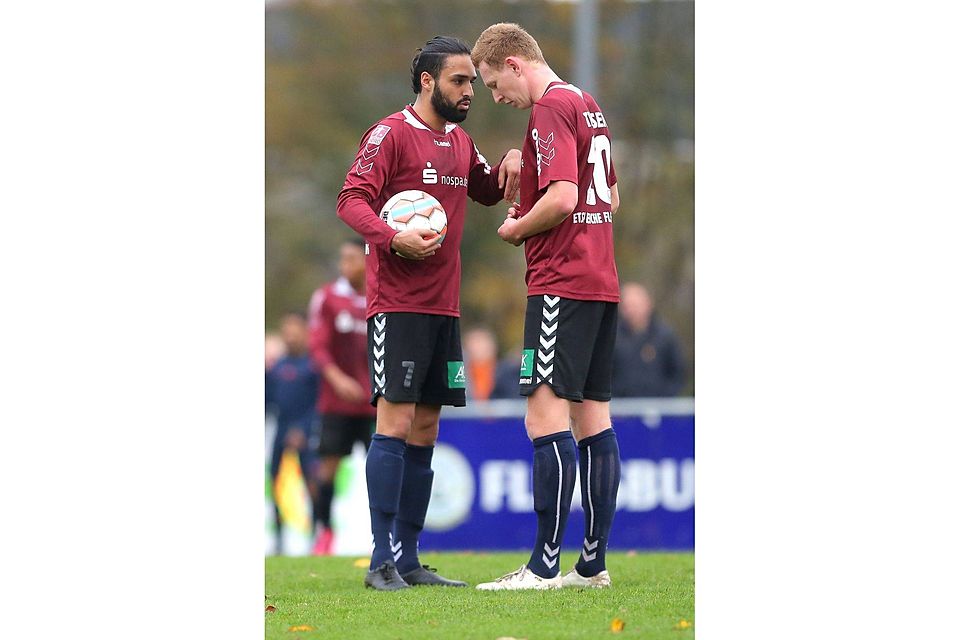 Eingeschworen: Josef Shirdel (li.) und Patrick Thomsen vor einem Freistoß. Teamgeist ist das große Plus beim ETSV Weiche Flensburg. Foto: Staudt