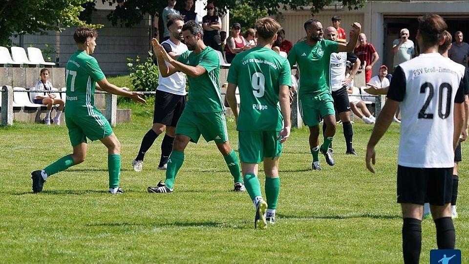 Darf der TSV Klein-Umstadt (grüne Trikots) an diesem Spieltag jubeln? Sollte das Topduell Remis enden, steht der TSV - bei gleichzeitigem Sieg über Kellerkind SG Klingen - auf dem ersten Tabellenplatz. 
