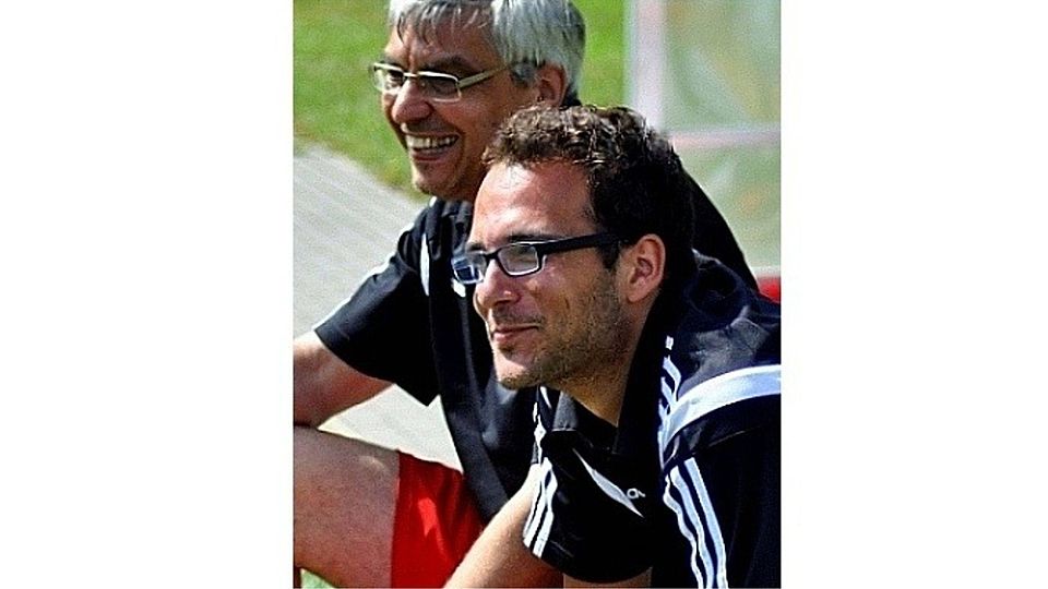 Dürfen sich am Ende über den Aufstieg in die Oberliga Schleswig-Holstein freuen: Trainer Dennis Redmann (rechts) und Teamleiter Uwe Asmussen (links). Foto: Archiv.
