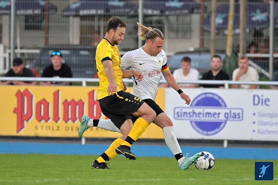 Der SV Grombach (gelb-schwarz) will sich am Mittwoch dem SV Sinsheim (weiß-schwarz) in den Weg stellen.