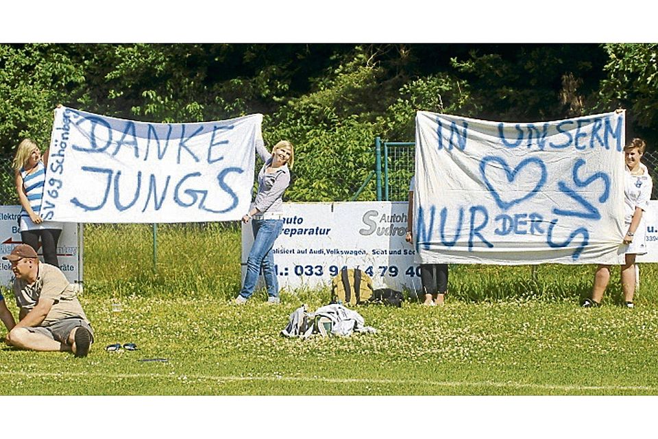 Fans mit Herz: Auch die Mädels, die hier die Erste supporten, werden hoffen, dass es mit der Schönberger Reserve weitergeht.  Foto: Stefan Ellfeldt