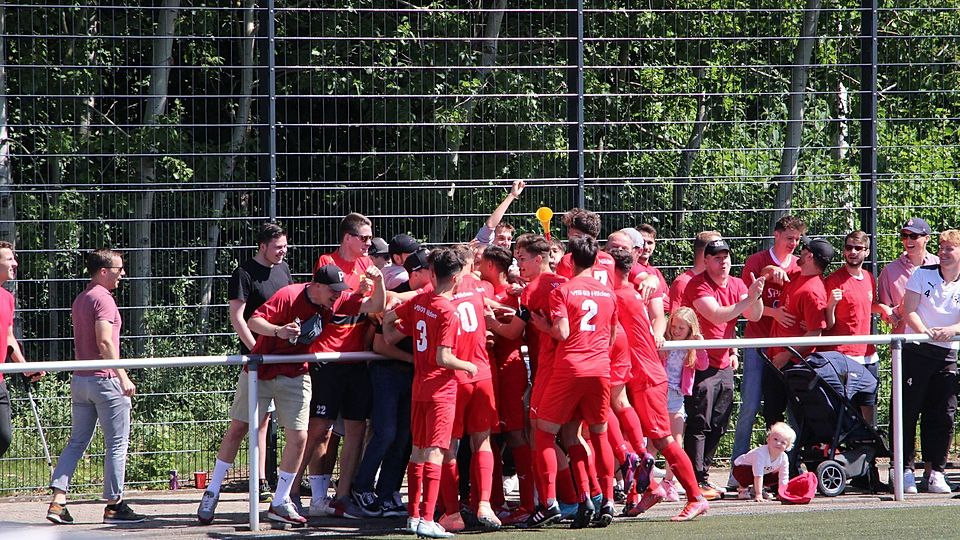 Die Spieler des VfB 03 Hilden feiern mit ihren Fans.