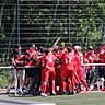 Die Spieler des VfB 03 Hilden feiern mit ihren Fans.