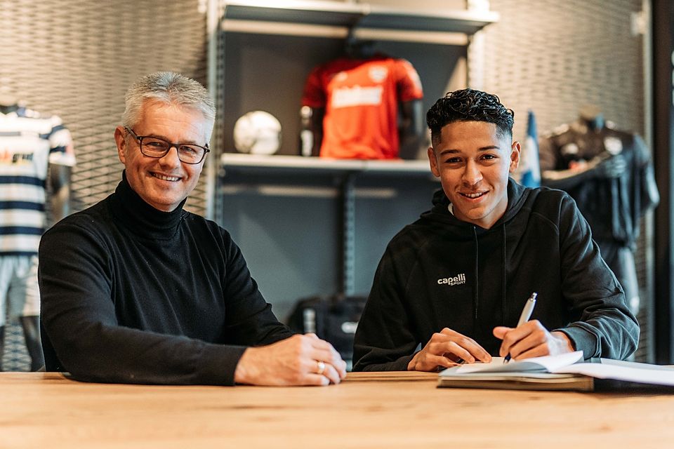  Ralf Heskamp, Geschäftsführer Sport beim MSV, und Neuzugang Santiago Castaneda bei der Vertrags-Unterzeichnung. 