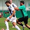 Günterfürsts Spielertrainer Marius Möldner (links, gegen Florent Hajdini von DJK Viktoria Dieburg) steht mit seiner Mannschaft derzeit auf Platz fünf. 	Archivfoto: Guido Schiek
