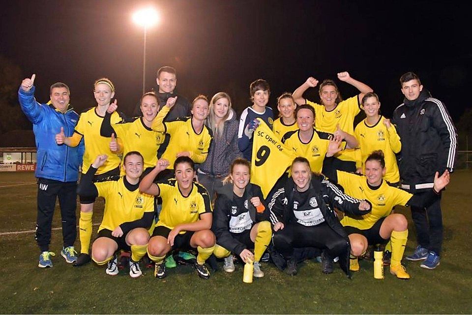 Erneut in Südhessen den Regionalpokal gewonnen: Über den finalen 6:0-Erfolg des SC Opel Rüsselsheim bei den Sportfreunden Heppenheim freuen sich (von links, oben) Betreuer Albert Weber, Vanessa Kempf, Charline Paul, Trainer Thomas Stein, Janine Hanke, Milena Malcherek, Elena Alexopulu, Alica Oberenzer, Bianca Eimer, Holle Diener, Carina Jager, Co-Trainer Stefan Diehl sowie unten Annika Peschke, Sara Bal, Sarah Sieber, Jessica Bartsch und Susan Baumgartl.	Foto: Dagmar Jährling