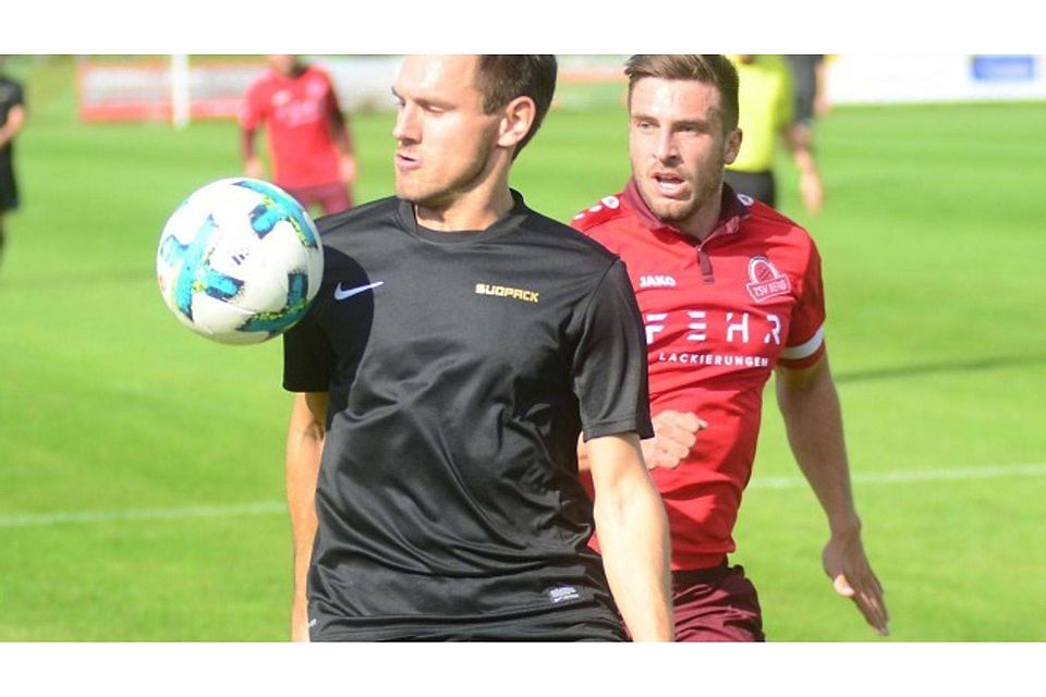 Moritz Fäßler (rechts) schoss den TSV Berg zum Sieg gegen den SV Ochsenhausen (Oliver Wild). Christian Metz
