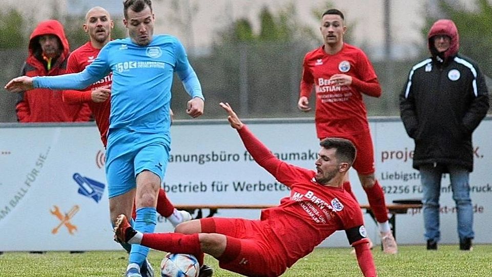 Ausgetanzt haben die Oberweikertshofener (in Blau) um Dominik Widemann den TSV Gilching. Für den Dorfverein war es ein riesiger Schritt in Richtung Ligaverbleib.