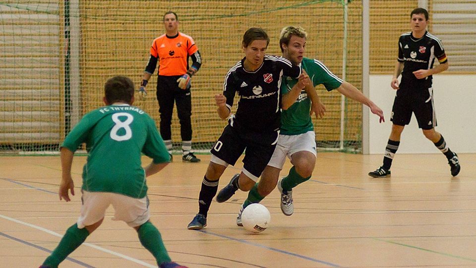 Ausrichter FC Salzweg (schwarze Trikots) hat sich für das eigene Turnier viel vorgenommen  F: Karl-Heinz Hönl