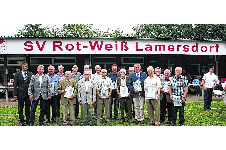Der SV Rot-Weiß Lamersdorf konnte zahlreiche Mitglieder der ersten Stunde für ihre Verdienste mit einer Urkunde ehren. Foto: Wickmann